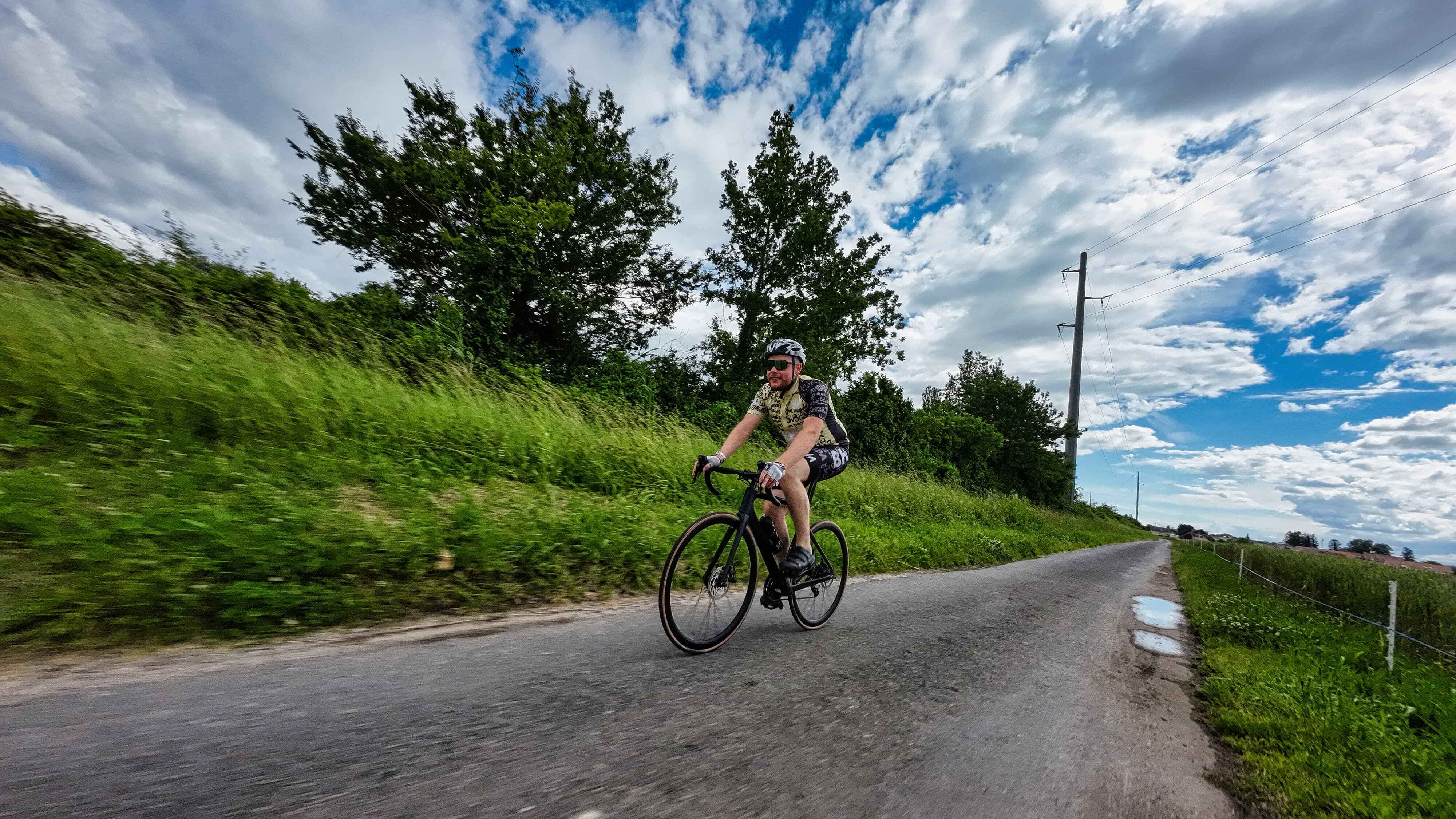 Photo de face d'un cycliste pris en drone