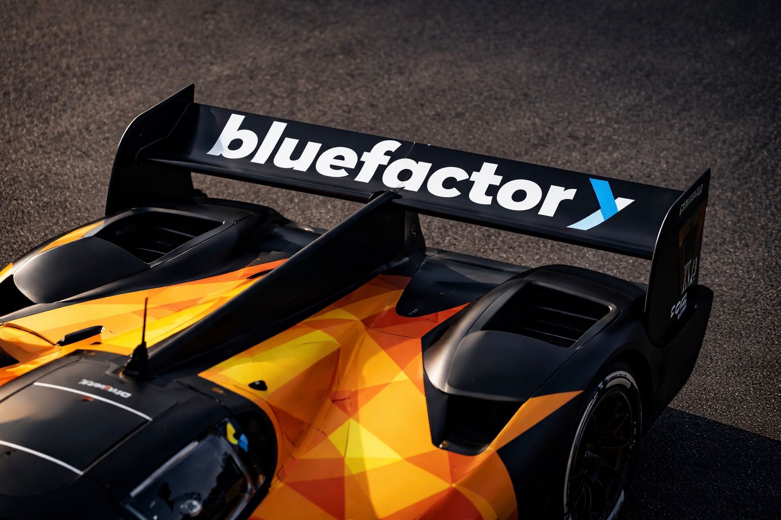 Aileron de la voiture Hydronova avec le logo Bluefactory