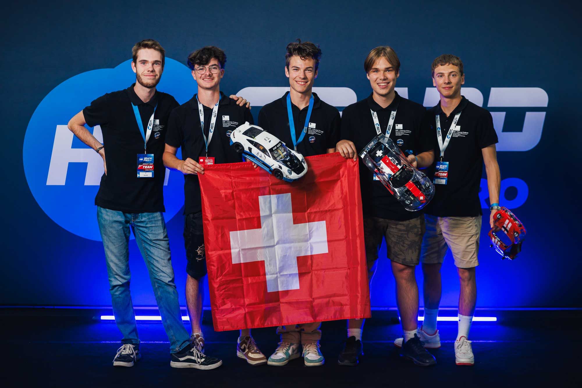 Photo de groupe de l'équipe EMF Racing Team au complet